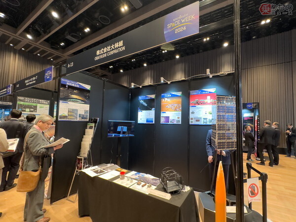 「NIHONBASHI SPACE WEEK 2024」に出展した株式会社大林組のブース。宇宙エレベーター以外にも、月面開発などの展示があり、同社がさまざまな宇宙開発に関わっているのがわかる（布留川 司撮影）。