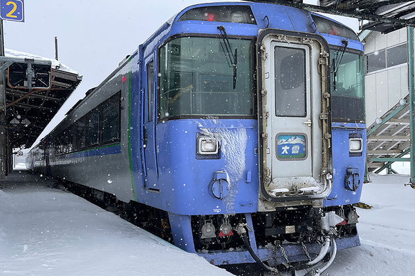 北海道に投入された特急形気動車キハ183系は、マイナーチェンジで500/1500番台、さらに550/1550番台へと発展した。最晩年は石北本線の特急「大雪」で使用（遠藤イヅル撮影）。