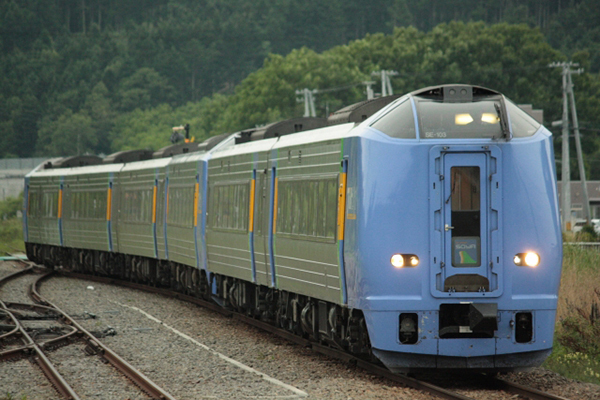 宗谷本線の特急「スーパー宗谷」としてデビューしたキハ261系。最高速度130km/h運転を実現したが、のちに120km/hに引き下げられ、車体傾斜装置の使用も停止された（画像：写真AC）。