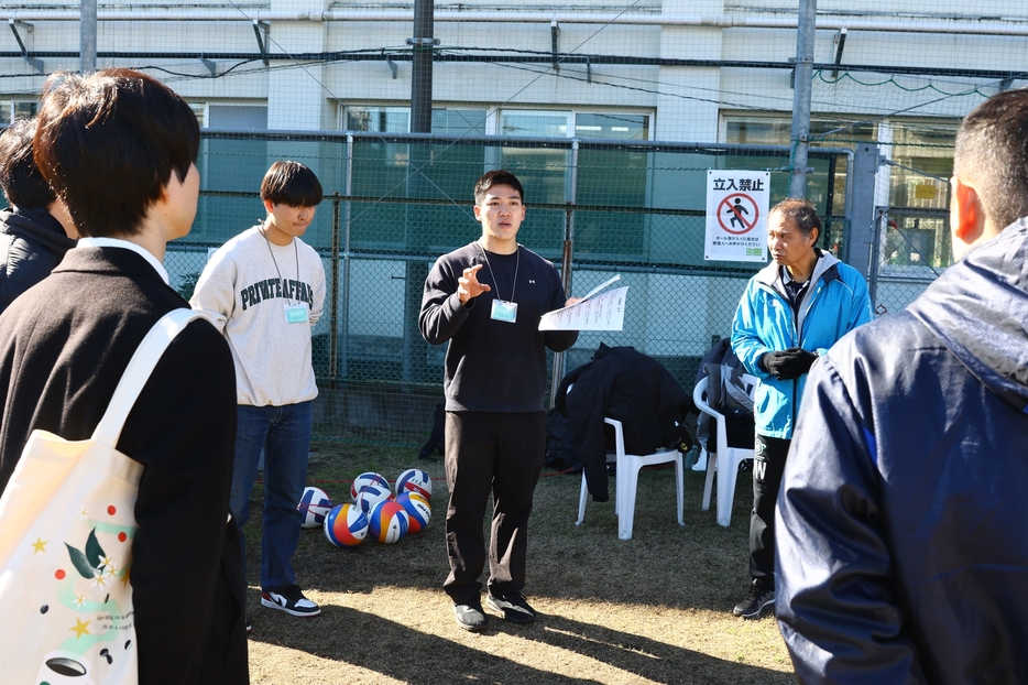 「日本ビーチバレーボール連盟の方々や参加してくれた学生の皆さんに協力いただき、とくにトラブルもなく大会が運営できました」と鈴木さん（写真中央）