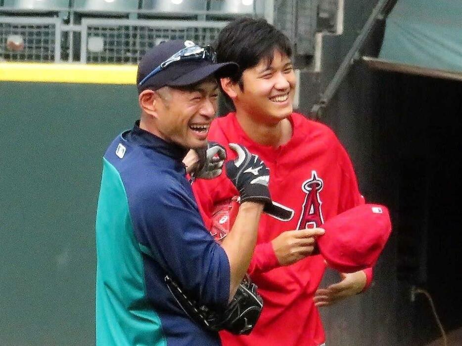 　マリナーズ・イチロー（左）と対面し、笑顔のエンゼルス・大谷翔平（２０１８年５月４日撮影）