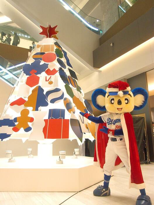 中日ビルのクリスマスツリーを紹介する「ドアラ」