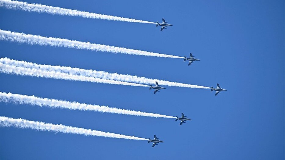 ラリージャパンの開幕に合わせ、開催地の恵那市上空を通過するブルーインパルス＝２１日午後１時５１分、恵那市内