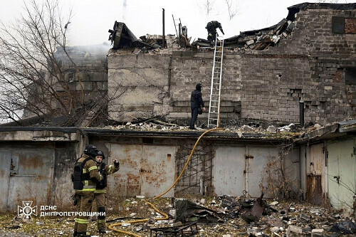 ロシア軍の攻撃を受けたウクライナ東部ドニプロの住宅で活動する救急隊（２１日にウクライナ非常事態庁が提供）＝ＡＰ