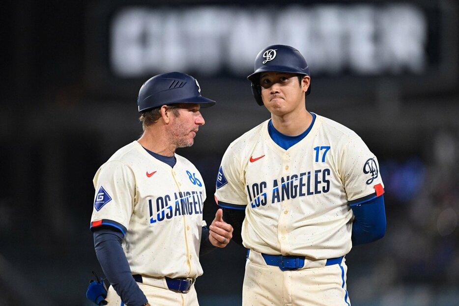 大谷翔平とクレイトン・マッカローコーチ（ロイター＝USA　TODAY　Sports)