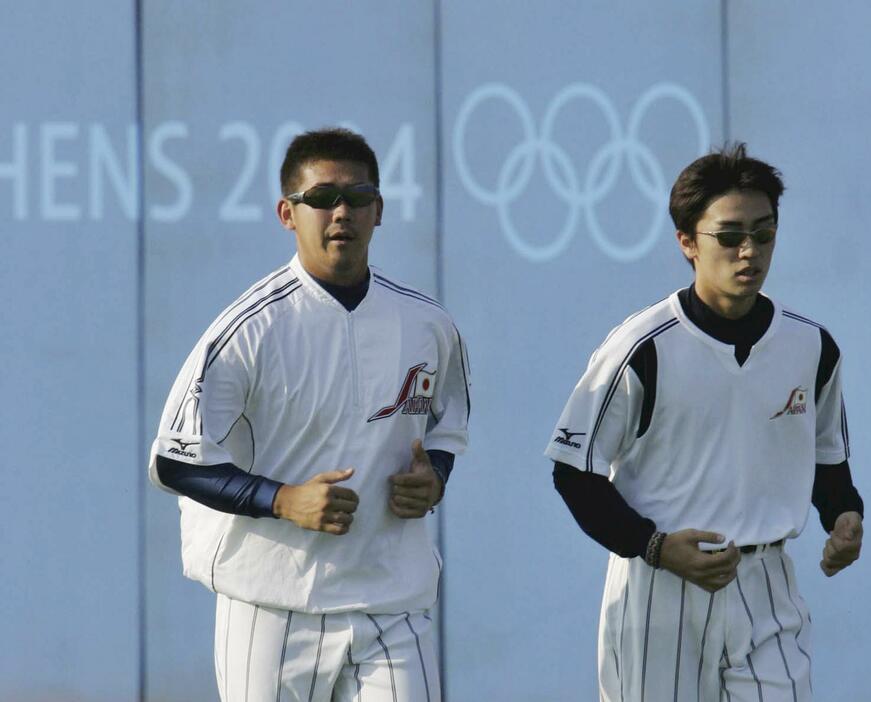 アテネオリンピックの野球会場でランニングをする野球日本代表の松坂大輔（左）と和田毅（ギリシャ・アテネ郊外のオリンピック・ベースボール・センターで）＝2004年8月12日撮影