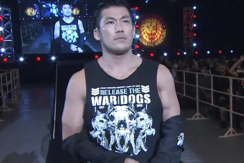 SANADAがジャージーを脱ぐと、その下のBCウォードッグスのタンクトップが露わになった（NJPWワールドから）