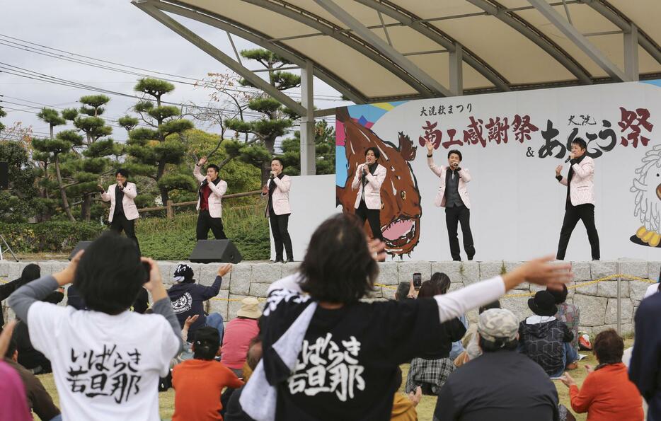 昭和歌謡ユニット「いばらき若旦那」のライブ＝16日、茨城県大洗町