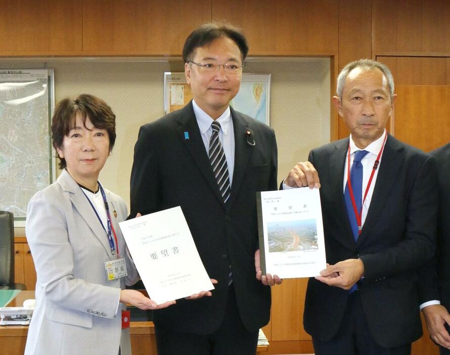 新潟西道路の早期整備を国定勇人・国土交通政務官（中央）に要望する野島晶子・新潟市副市長（左）ら＝１１月１８日、国土交通省