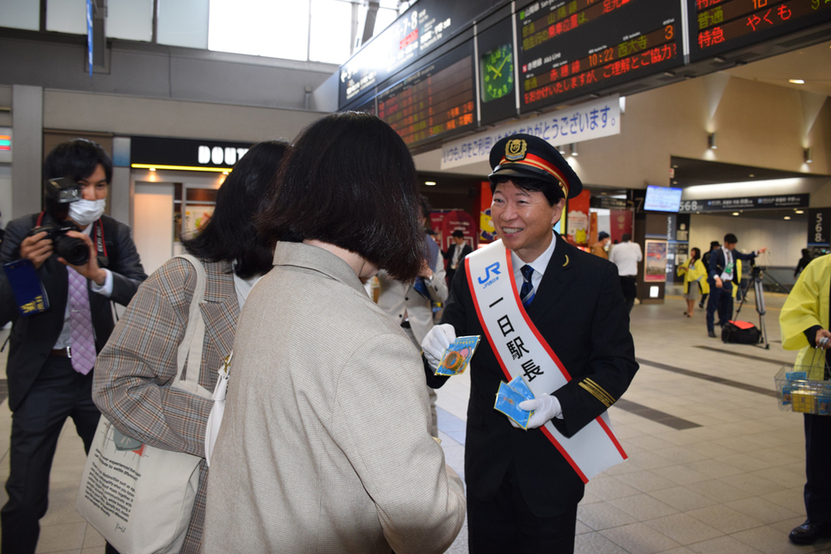 訪れた人らに呼び掛ける伊原木岡山知事＝７日午前、ＪＲ岡山駅