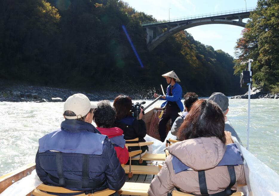 前向きで景色を楽しめる新造船