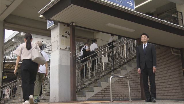 失職後に街頭に立つ斎藤氏（9月30日）