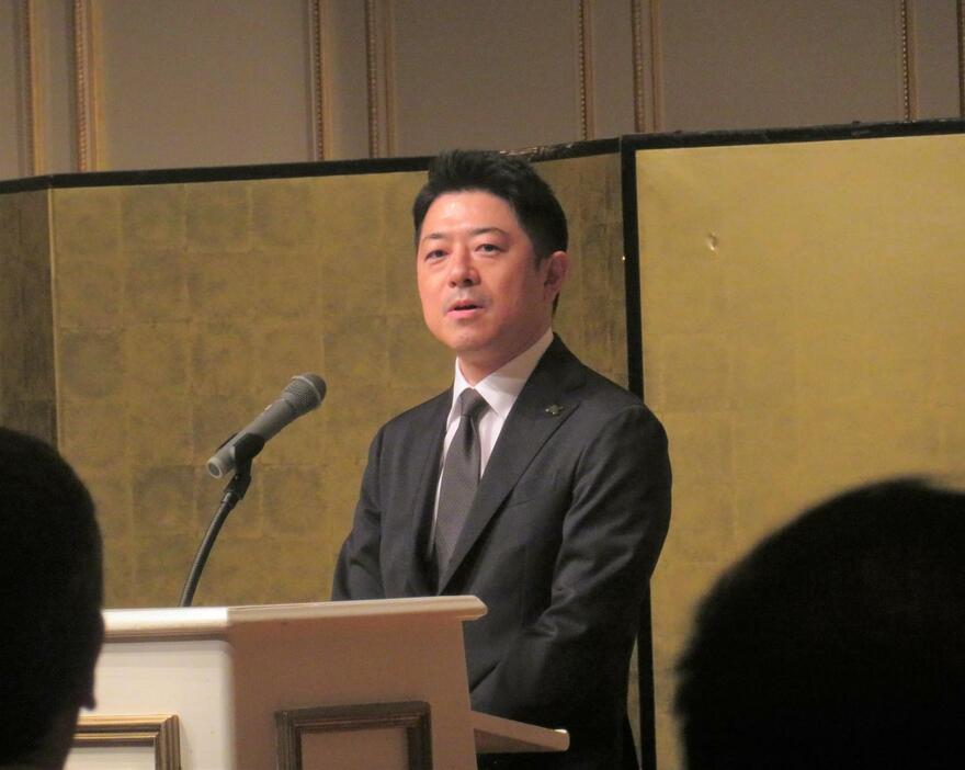 「千葉ロッテマリーンズかもめ会会員の集い」であいさつした高坂球団社長（撮影・星夏穂）