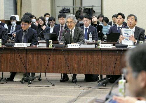 社会保障審議会の年金部会に臨む菊池馨実部会長（中央）（２５日、東京都千代田区で）＝早坂洋祐撮影