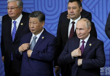 BRICS首脳会議で顔を合わせたロシアのプーチン大統領と中国の習近平国家主席（写真：代表撮影/ロイター/アフロ）