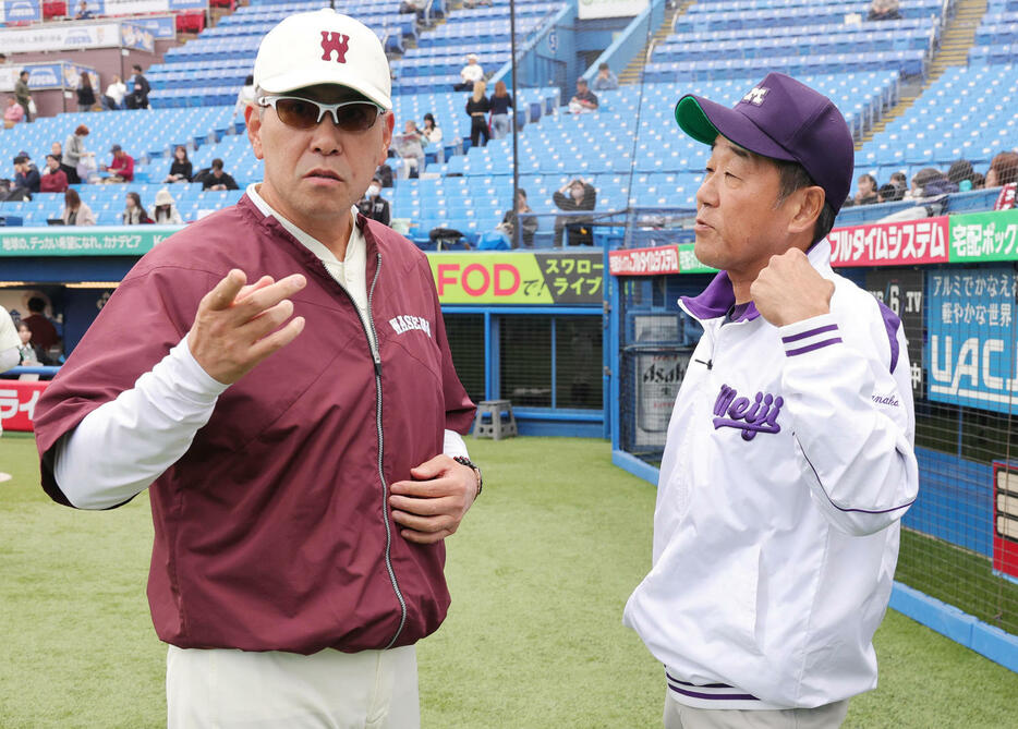 優勝決定戦　試合前に話をする早大・小宮山監督（左）と明大・田中監督（撮影・野上伸悟）