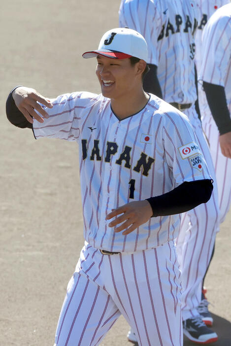 宮崎合宿を打ち上げ笑顔を見せる侍ジャパン森下（撮影・上山淳一）