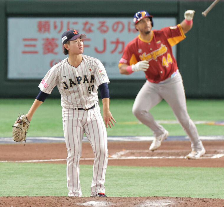 ６回１死一塁、ペレスに逆転２ラン本塁打を打たれた井上温大（カメラ・中島　傑）