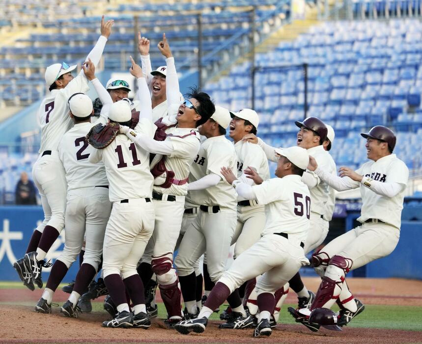 優勝し喜ぶ早大ナイン＝神宮