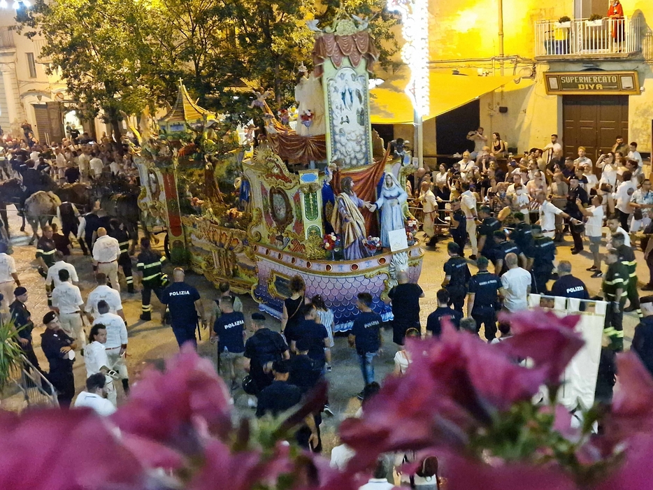 ブルーナの聖母祭で、街に繰り出す山車　©Apt Basilicata　協力：ENIT S.P.A.