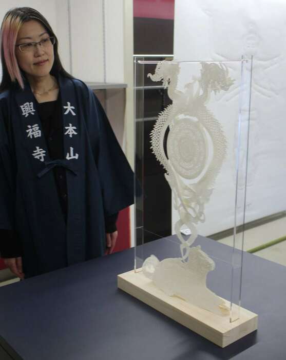 国宝の華原磬を再現した望月さんの切り絵作品＝奈良市の興福寺