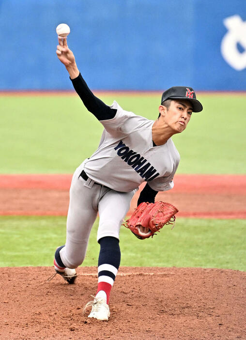 明徳義塾対横浜　力投する横浜先発の織田（撮影・滝沢徹郎）