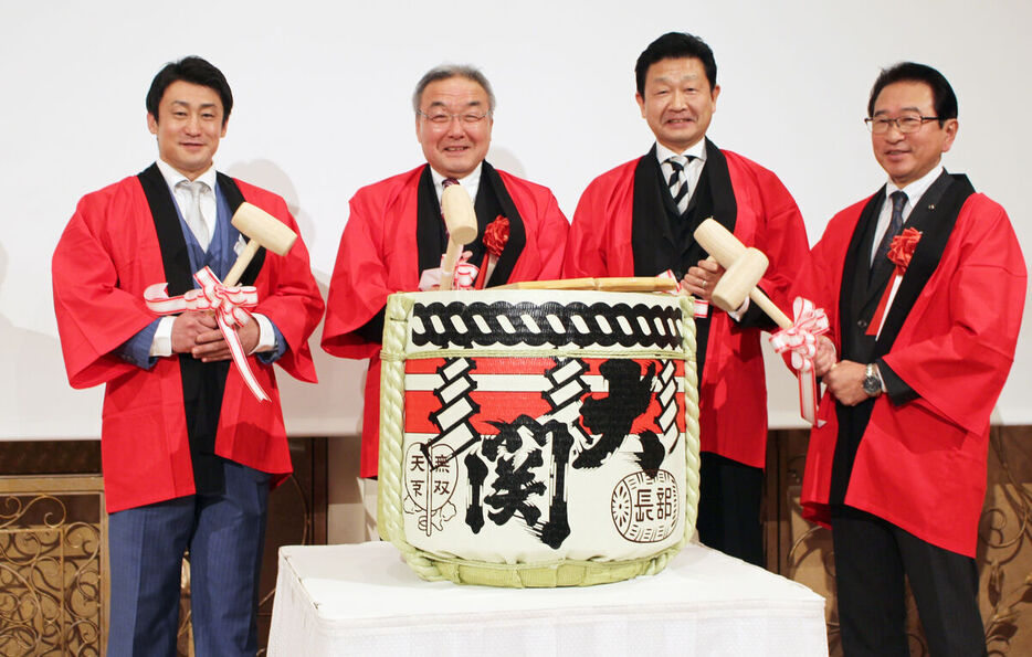 祝勝会で鏡開きを行う北井佑季（左端）