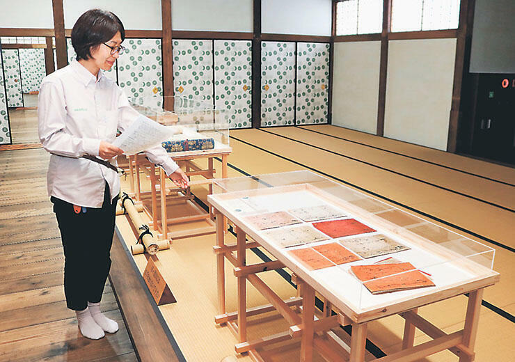 色紙や巻物が並ぶ宝物展