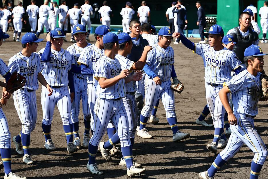 決勝進出を決め、笑顔を見せるエナジックの選手ら＝３日、大分県の別大興産スタジアム（大城直也撮影）