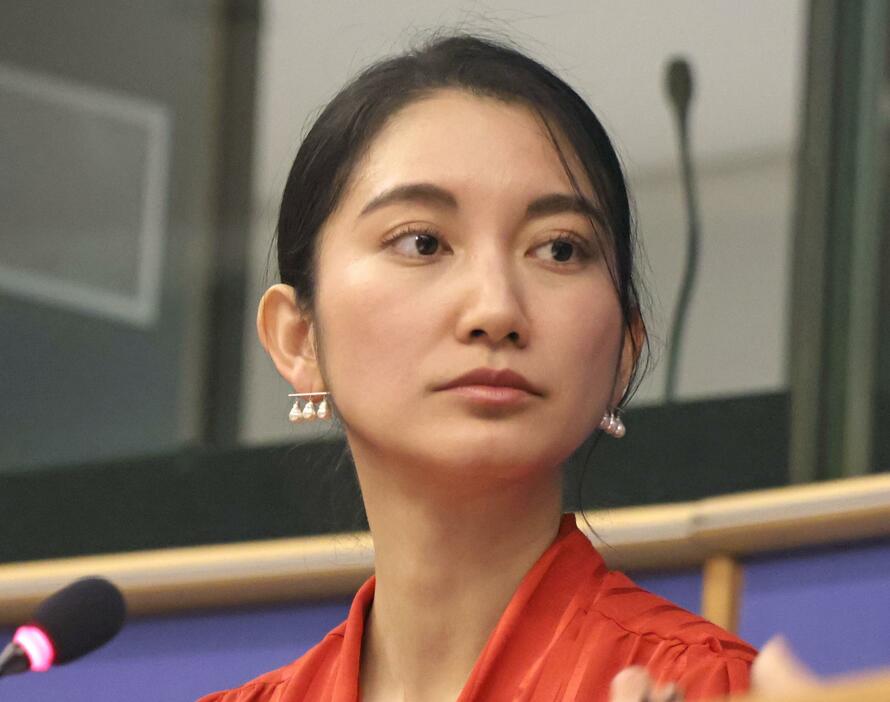 ドキュメンタリー映画「ブラック・ボックス・ダイアリーズ」の上映に先立ち登壇した伊藤詩織さん＝20日、ブリュッセルの欧州議会（共同）