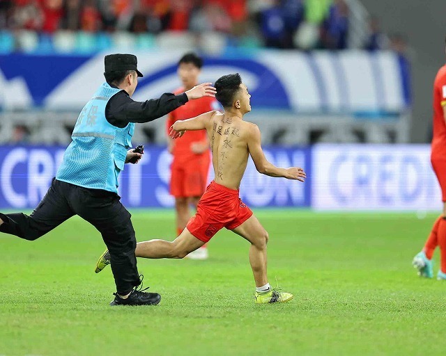 まさかのピッチ乱入者も...。写真：梅月智史（サッカーダイジェスト写真部／現地特派）