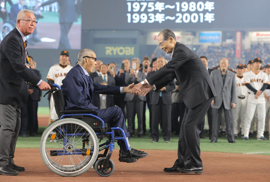 王貞治氏（右）と握手を交わす長嶋茂雄終身名誉監督（カメラ・相川　和寛）