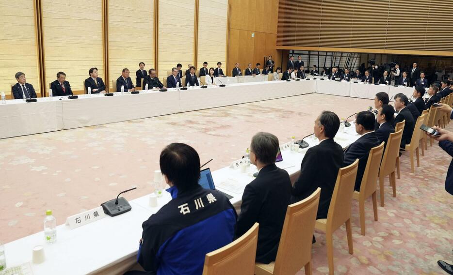 首相官邸で開かれた政府主催の全国知事会議＝25日午後