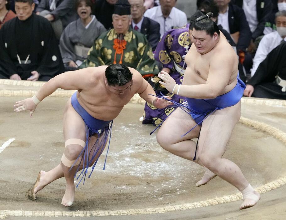 若隆景（左）が押し出しで大の里を破る＝福岡国際センター