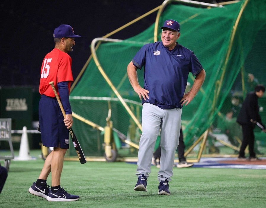 エベル・コーチ（左）と談笑するソーシア監督（撮影・白鳥　佳樹）