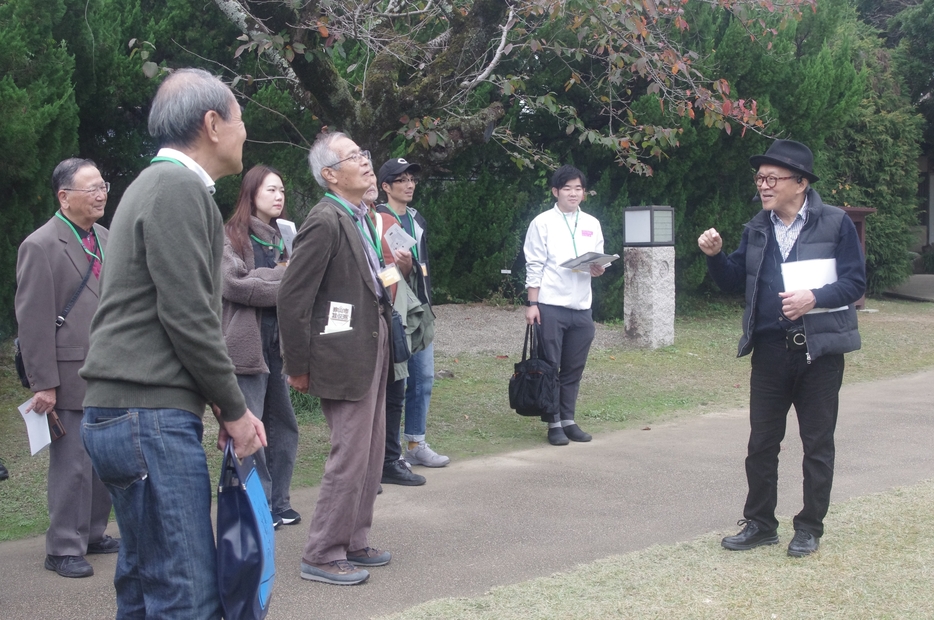 太田さん（右）と散策を楽しむ参加者=岡山県津山市で