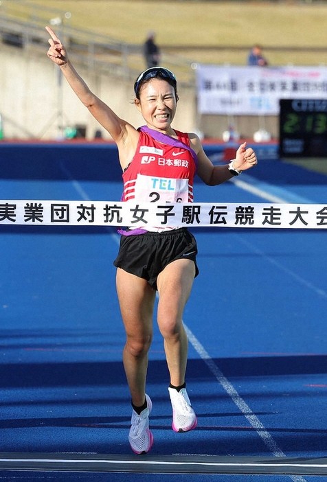 ＜クイーンズ駅伝＞1位でゴールするJP日本郵政グループ・太田（撮影・藤山　由理）