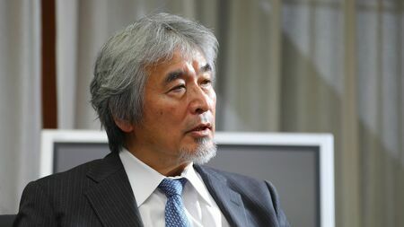 総合地球環境学研究所所長で霊長類学者の山極壽一氏は、人間の集団の規模を規定する「ダンバー数」や「ダンバー・グラフ」の重要性を指摘します（写真：今井康一） 