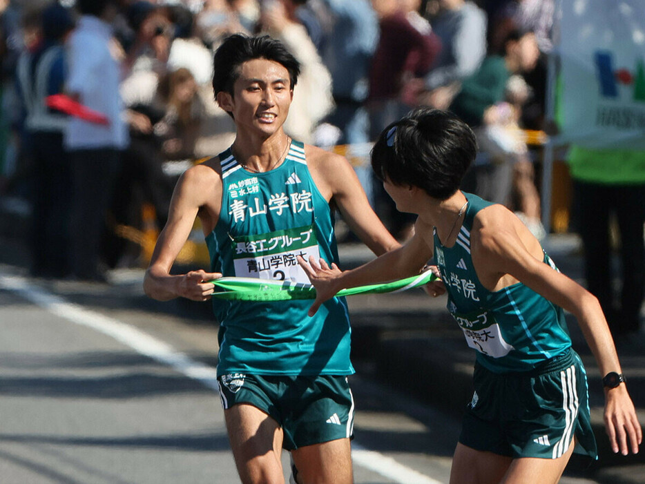 11月の全日本大学駅伝では５区区間４位とまとめた青学大・田中（左）　photo by Jiji Press