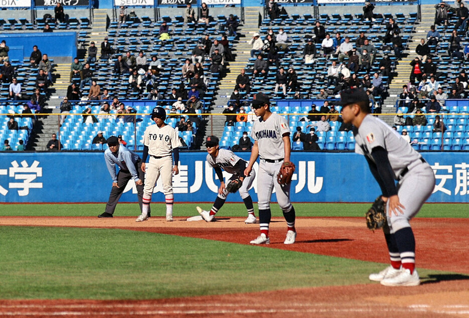 【横浜－東洋大姫路】延長タイブレーク十回裏、一、二塁間に野手3人を並べ、内野シフトを5人にした横浜＝神宮球場で2024年11月23日、玉城達郎撮影