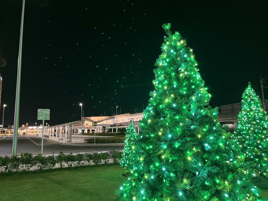 クリスマスツリーと幕張豊砂駅