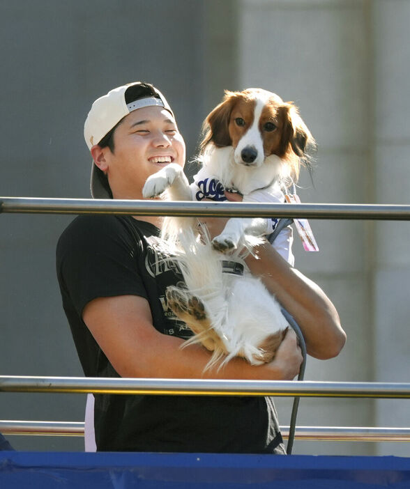 優勝パレードに参加し、愛犬デコピンを抱く大谷（ＡＰ）