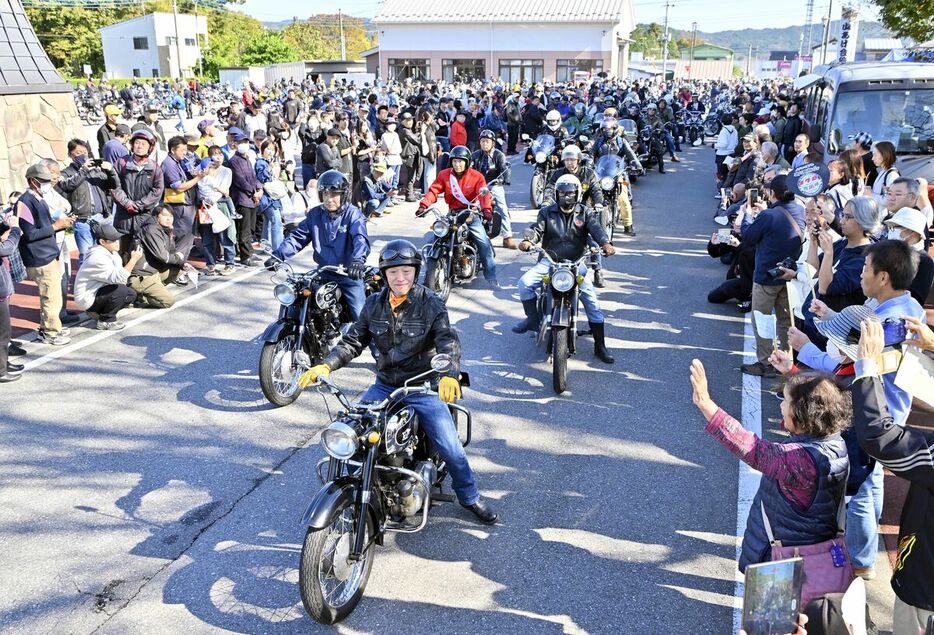 多くの観客に見守られ山あげ会館を出発するメグロ愛好家ら＝３日午後０時30分、那須烏山市金井２丁目、磯真奈美撮影