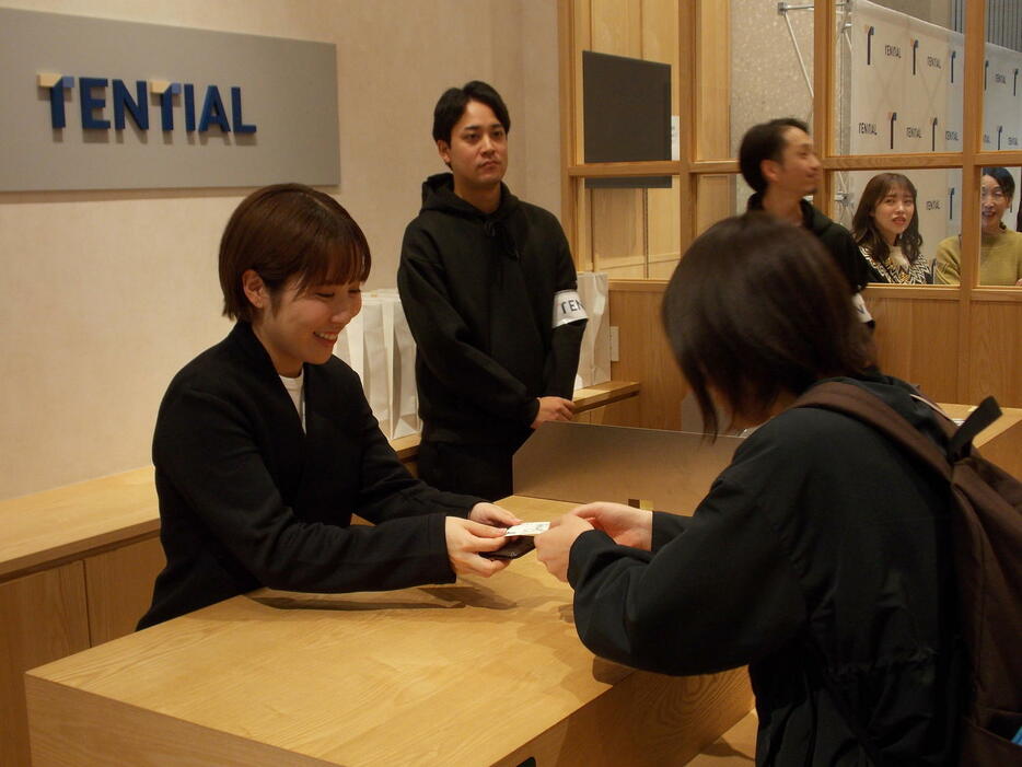 TENTIAL虎ノ門ヒルズ店で名刺を渡す一日店長の平野美宇（左）（撮影・松本航）