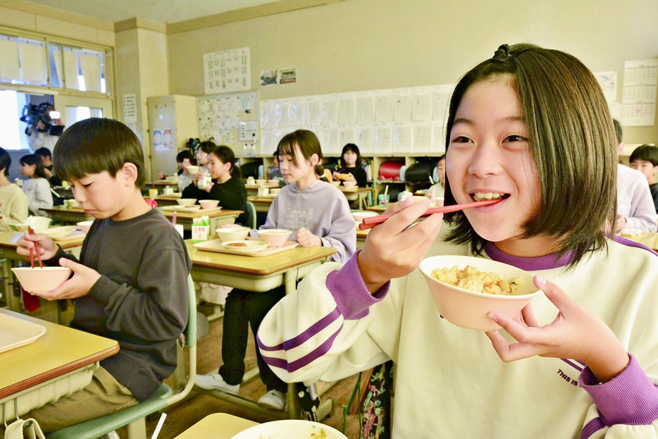 トラフグのまぜご飯を味わう児童＝相馬市・桜丘小