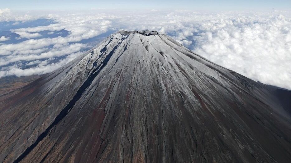 甲府気象台の初冠雪発表の前日11月6日午前、共同通信社ヘリから撮影した富士山の山頂付近（共同イメージズ）