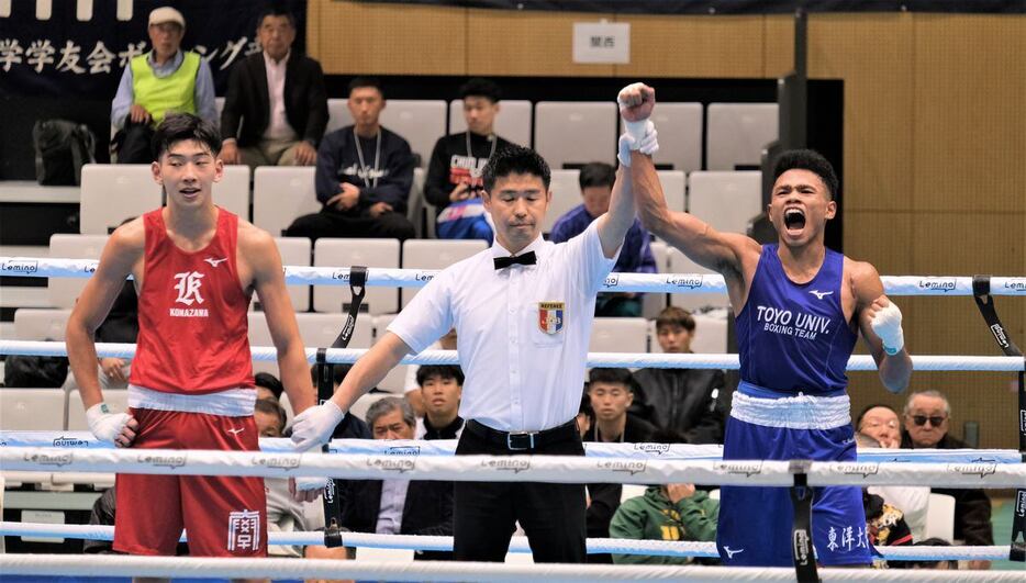 久保寺啓太（左）に判定勝ちした秋元啓介