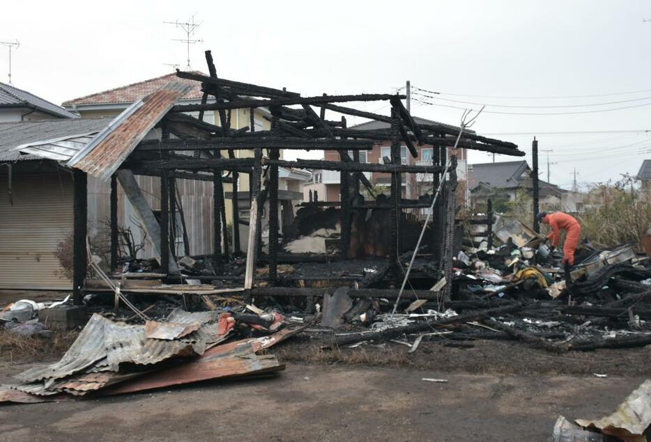 木造平屋建て住宅が全焼し、遺体が発見された=下妻市高道祖