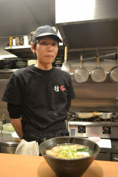 独創的なラーメンを生み出すことにこだわる「哲勝」の店主、勝田圭さん