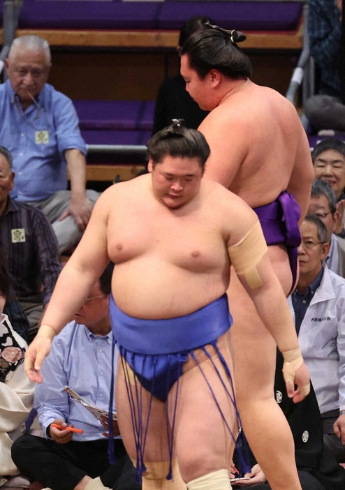 ＜九州場所8日目＞寄り切りで大青山を破る欧勝海（撮影・成瀬　徹）